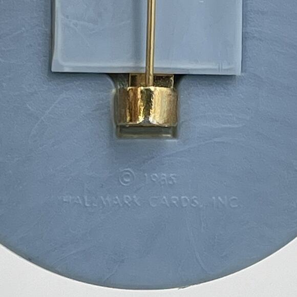 Vintage 1985 Hallmark Cards Snowflake Brooch Pin Blue White Winter Christmas - Picture 3 of 5